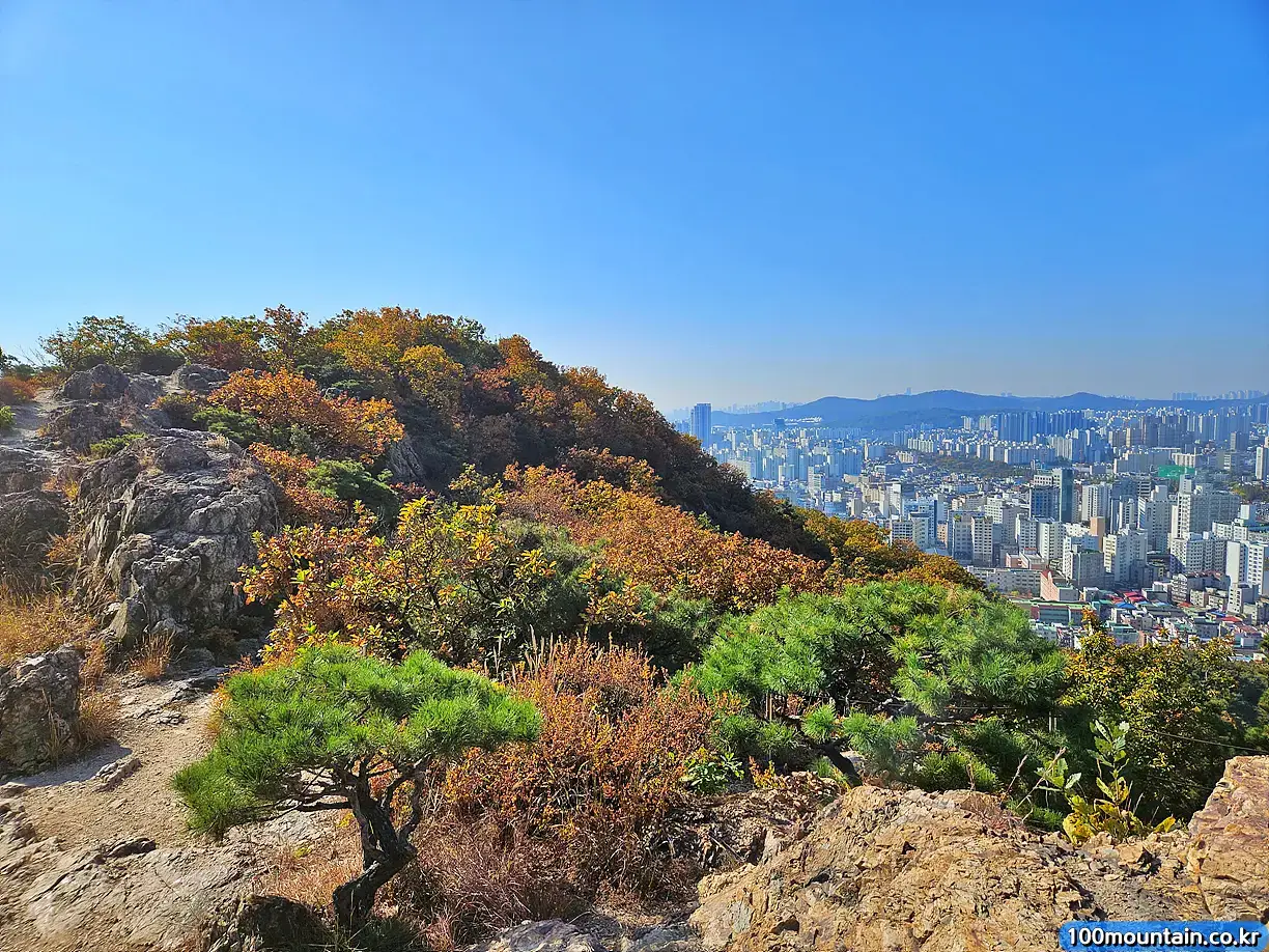 만월산 정상석에서