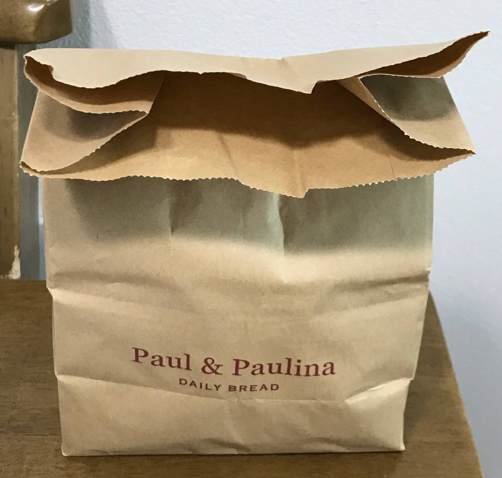 폴앤폴리나 빵이 담긴 갈색 종이봉투입니다.
