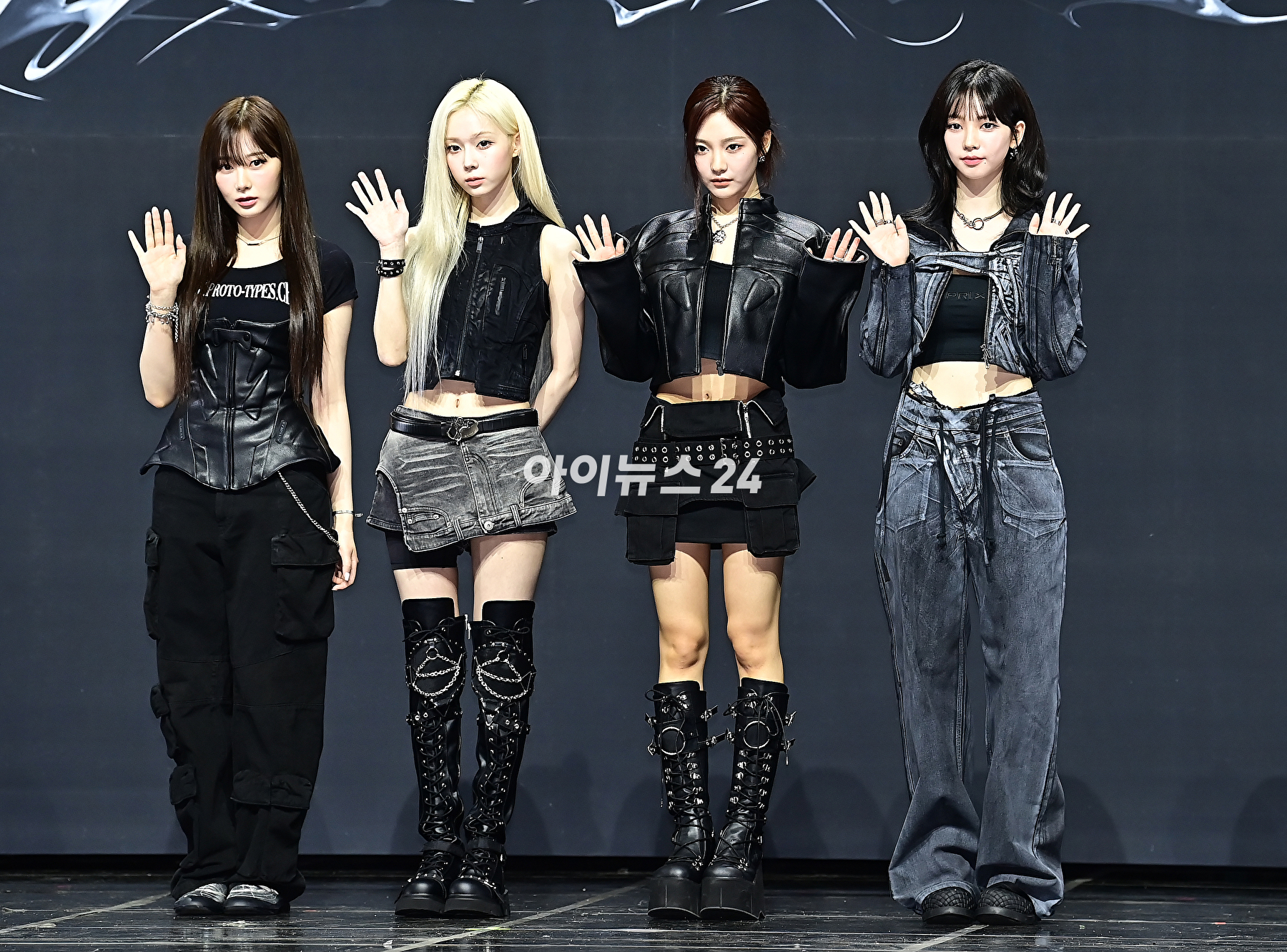 걸그룹 에스파(aespa)가 27일 서울 용산구 블루스퀘어에서 열린 첫 정규 앨범 아마겟돈(Armageddon) 발매 기념 쇼케이스에서 포토타임을 갖고 있다. [사진=곽영래 기자]