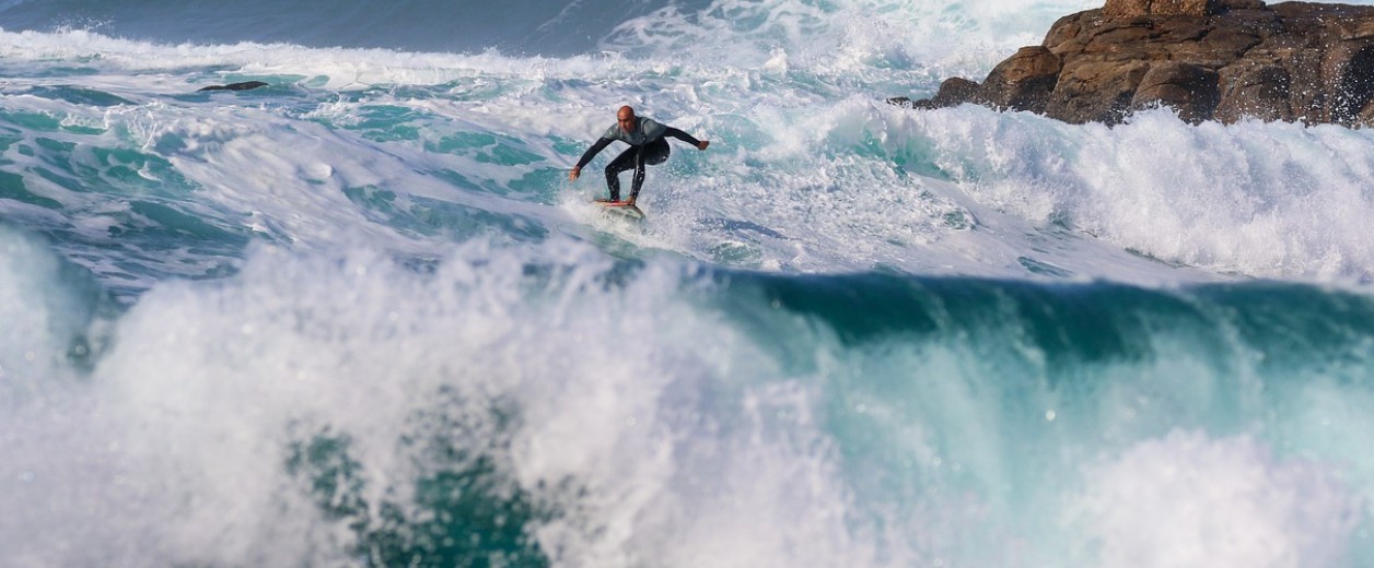 하와이 바다에서 서핑을 즐기는 사진