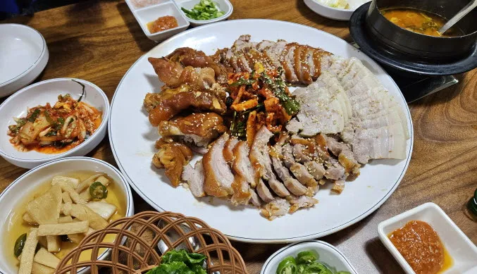 손이가어죽칼국수 족발보쌈 세트 메뉴