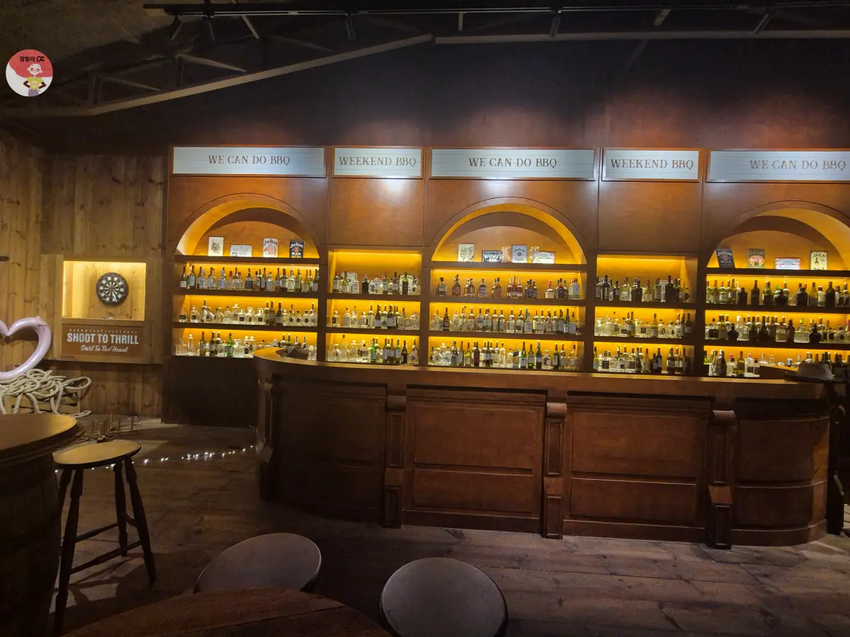 경기-위켄드-바베큐-맥주-탭-디스플레이-바에-진열된-많은-술병