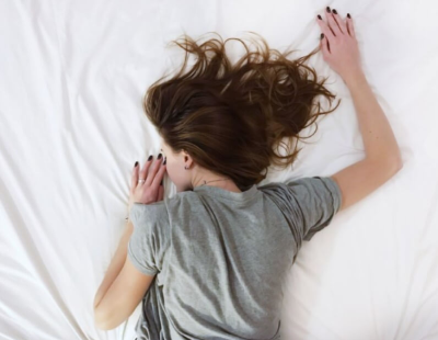 얼굴붓는이유-엎드려자기