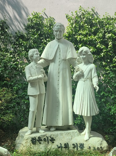 서울 구로3동 성당 주보성인 성 요한 보스코 성인 석상입니다.