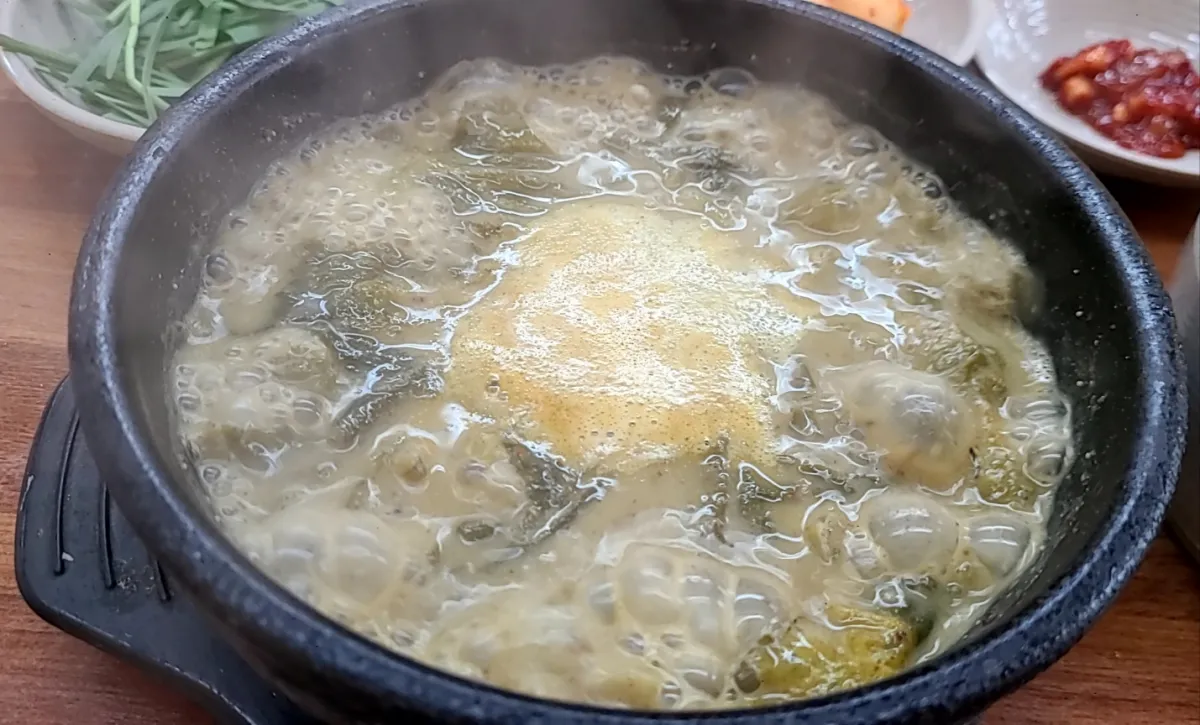 식탁위-보글보글끊는-추어탕뚝배기