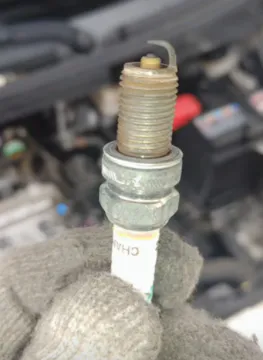 노후화된 점화플러그 모습