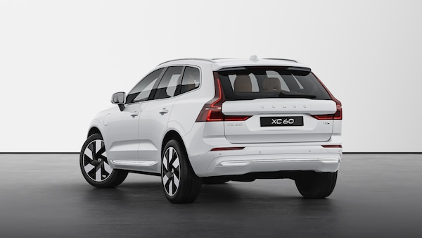 2025 볼보 XC60 하이브리드 연비와 성능의 완벽한 조화