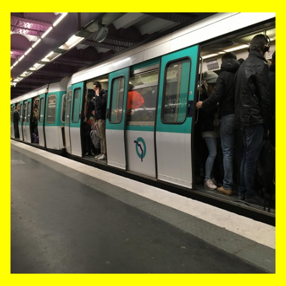 도심의 지하철에 사람들이 가득찬 모습