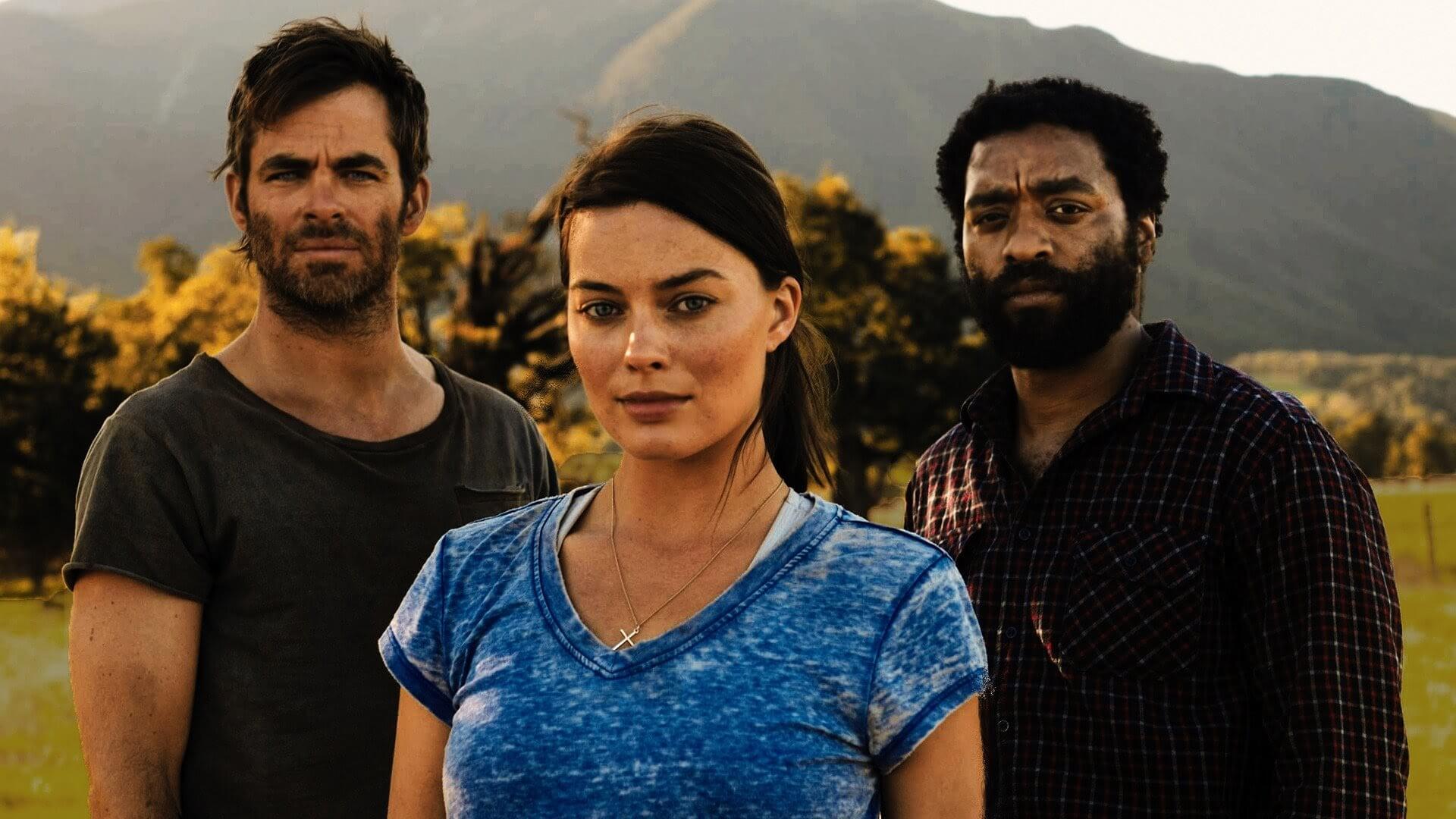 영화 '최후의 Z'의 세 주인공(크리스 파인, 마고 로비, 치웨텔 에지오포)이 야외에서 나란히 서서 카메라를 응시하고 있다.