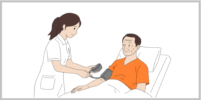 병상에 누운 고령 남성이 간호사에게 혈압을 측정받는 장면