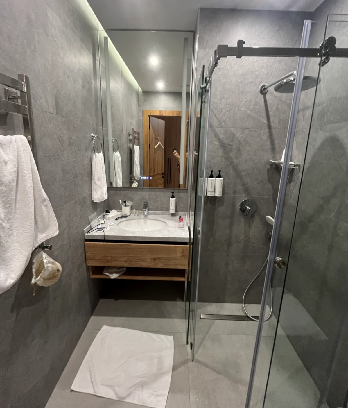 스타일로호텔-건식화장실-세면대와-샤워기