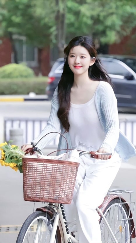 대학교에서 자전거를 타는 상즈