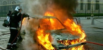 흰색-승용차에-불이나서-소방관이-불을-끄는-모습