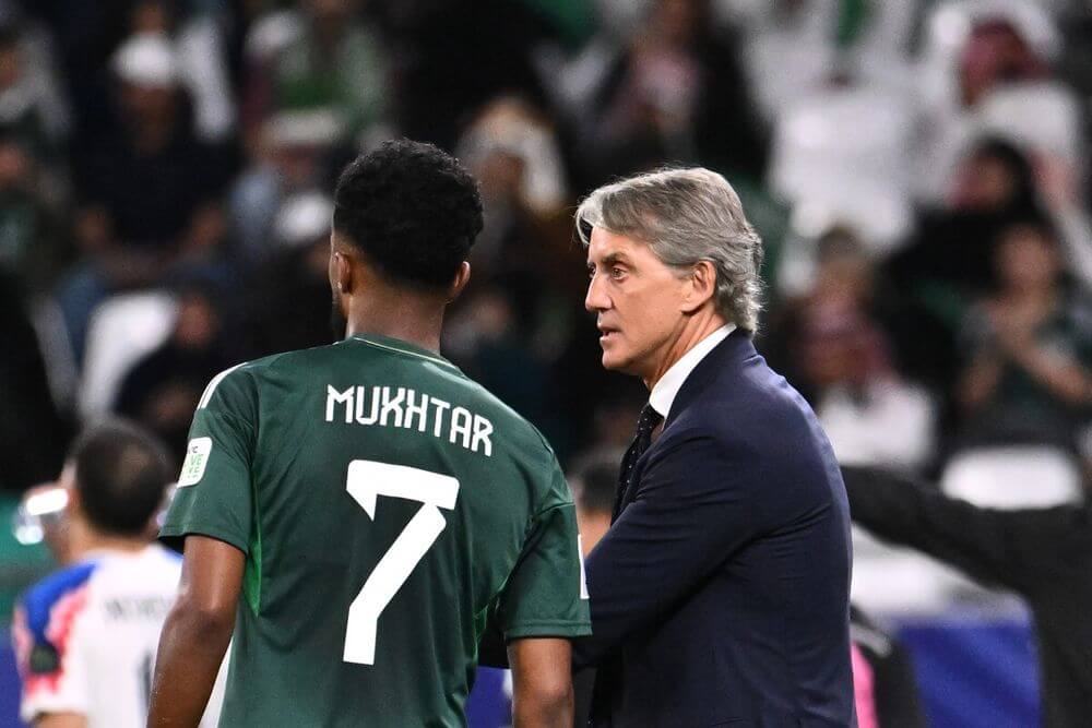 사우디아라비아 선수와 얘기 중인 로베르토 만치니 감독