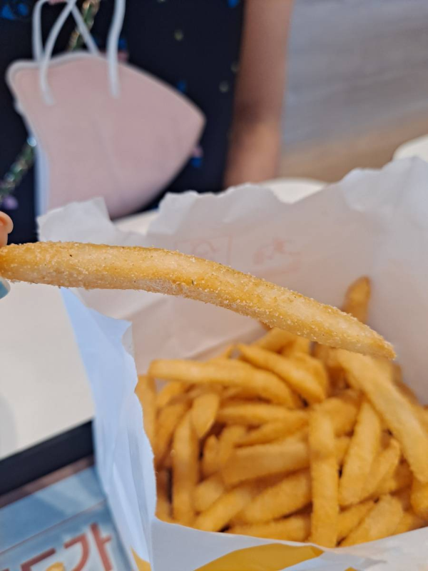 양념감자 하나 집다