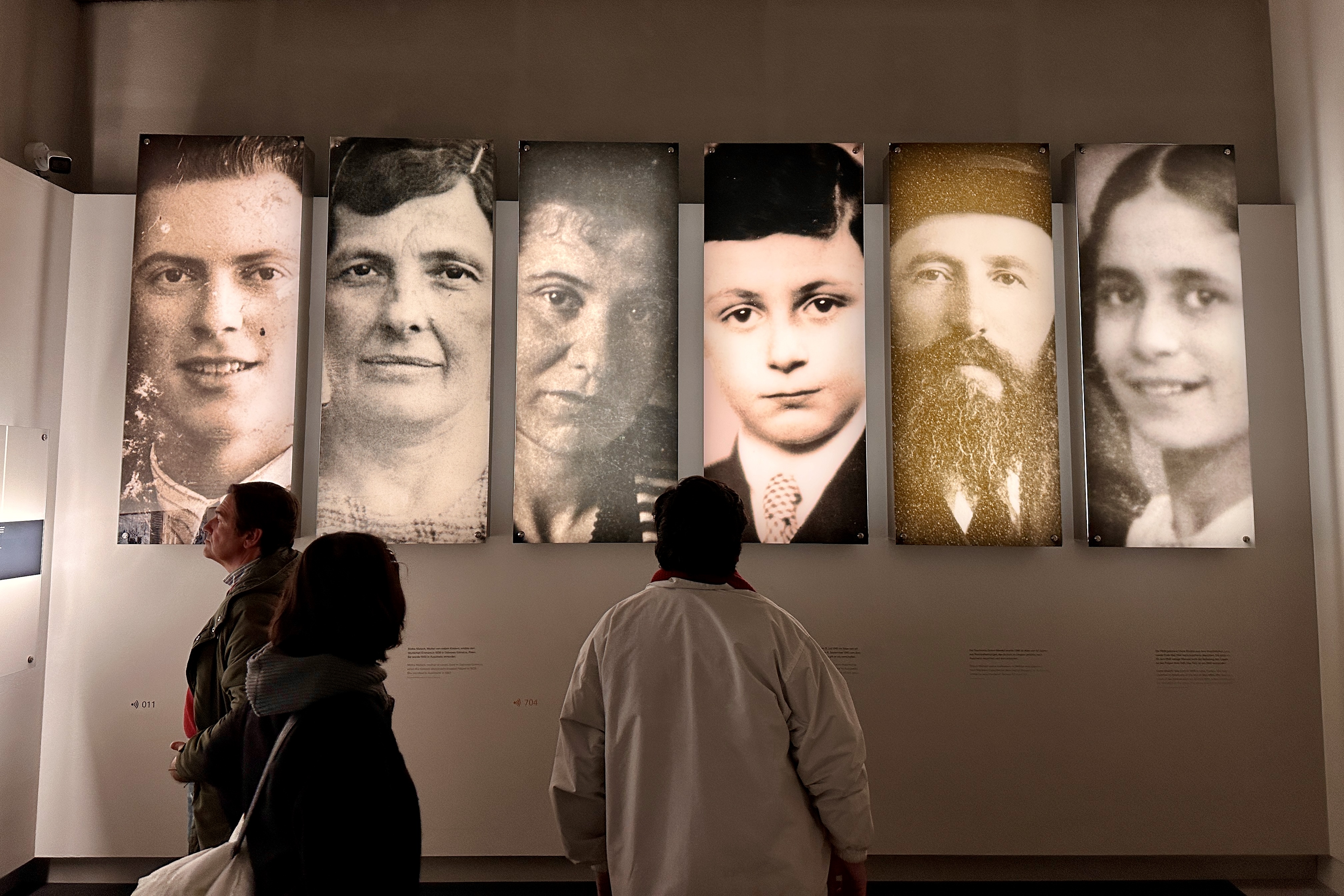 베를린 홀로코스트 메모리얼 지하 내부 전시관