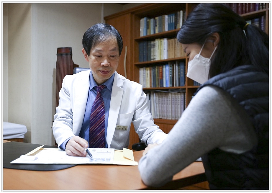 진료 상담 중인 한의사의 모습