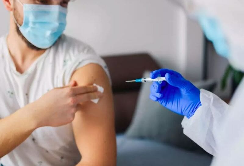 백신을 맞고 있는 사람