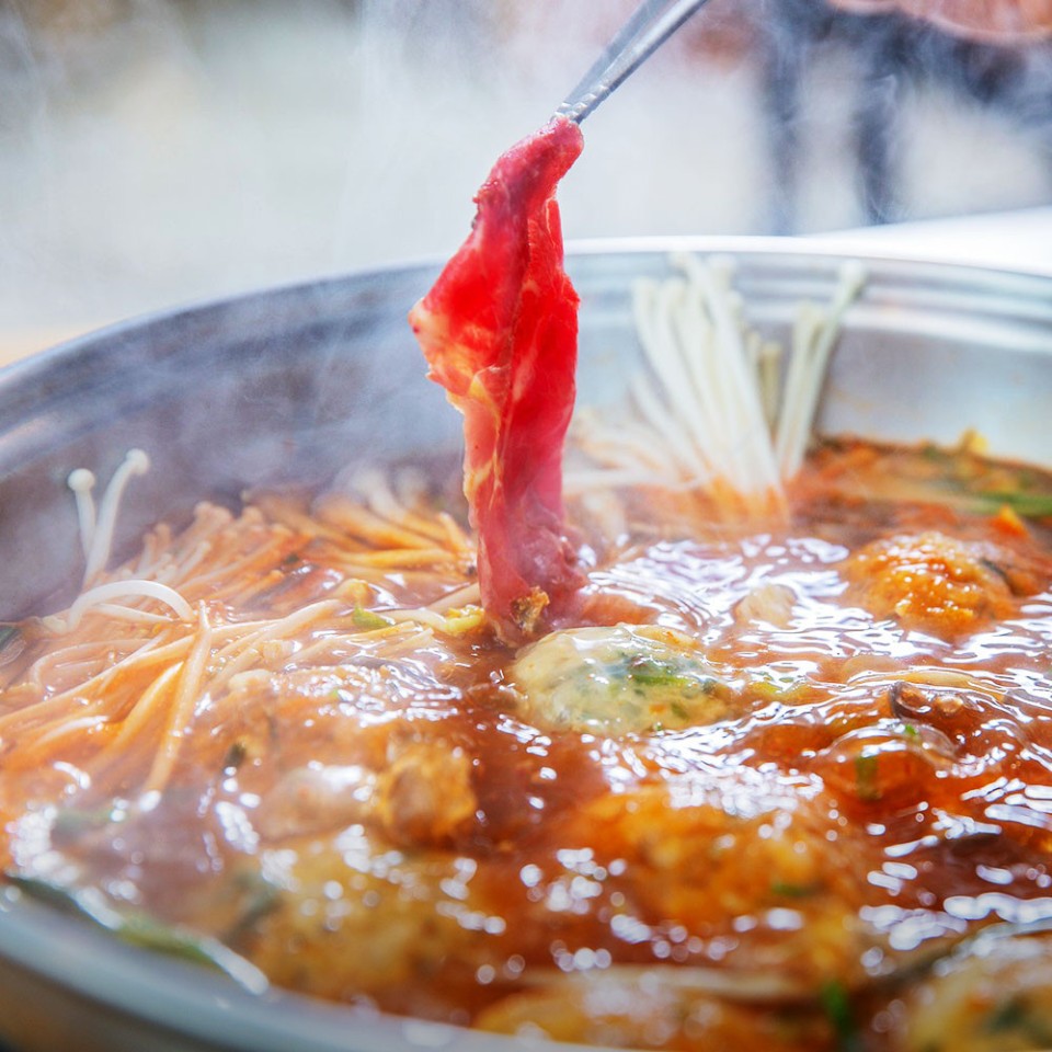 시흥 물왕저수지 맛집 추천, 본가 만두전골전문점 방문객들이 극찬한 이유