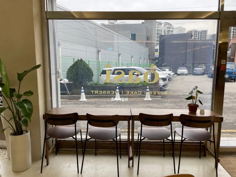수원 오목천동 골목 카페 오아시스 - 매장 창가 좌석