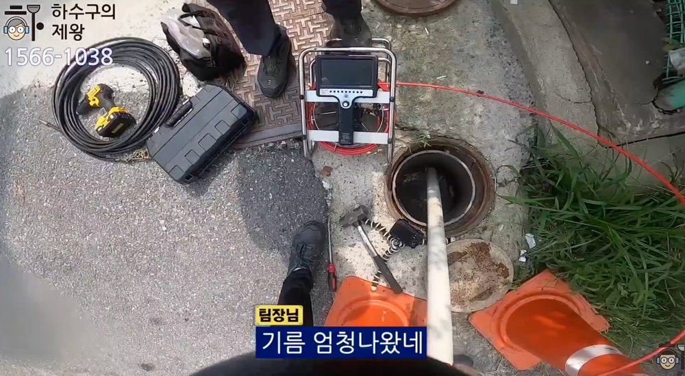 수원시 권선구 권선동 식당 외부 집수정과 배출 배관 구조를 점검하는 현장 모습