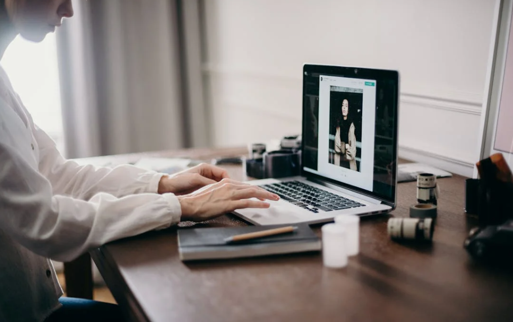 노트북으로 일하는 프리랜서