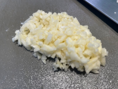 계란장조림에 들어갈 마늘 4톨 다지기