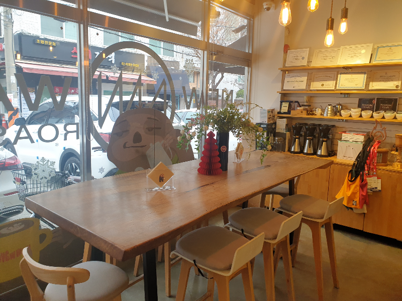 카페 앞쪽에는 큰 테이블이 배치되어 있다.