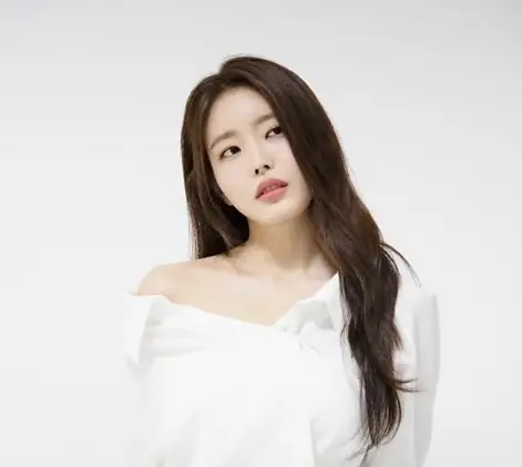 현역가왕- 긴갈색 웨이브머리 어깨가드러난 긴팔 흰셔츠를 입고 먼곳을 바라보고있는 박성연