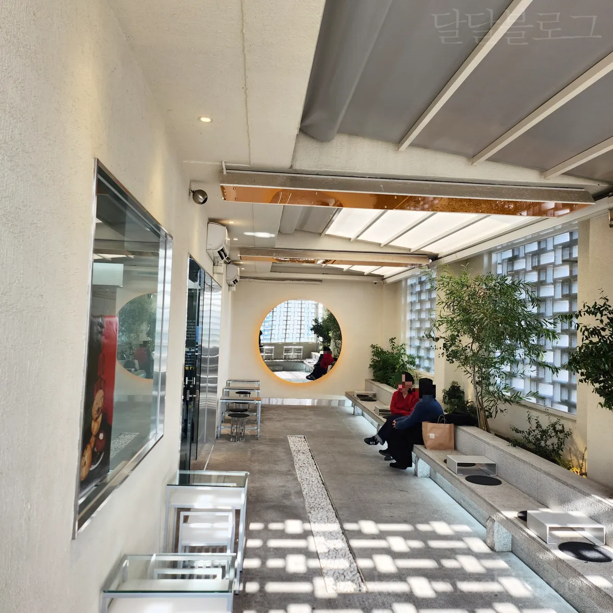 연무장-카페-내부