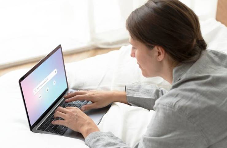 노트북을 하고 있는 남자