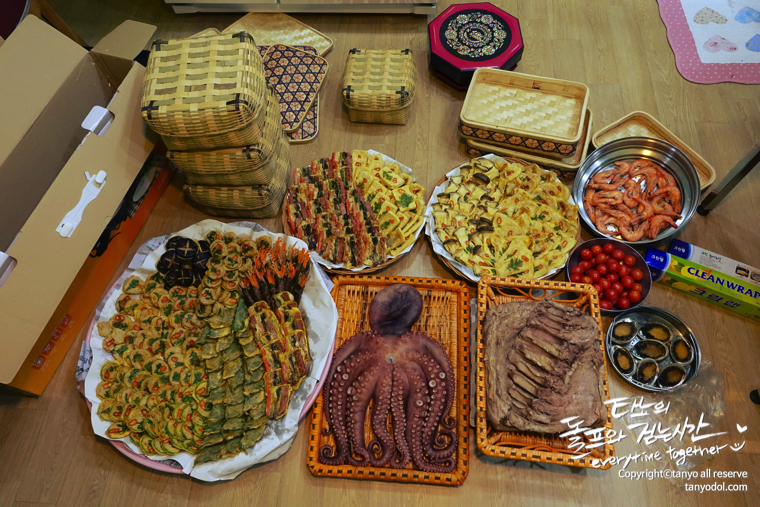 타뇨의셀프웨딩 타뇨 돌프 타뇨의돌프와걷는시간 부케 부토니에 목화부케 겨울부케 겨울결혼식 결혼식 한복드레스 한복 웨딩드레스 한복웨딩드레스 웨딩족두리 셀프웨딩 결혼준비 셀프웨딩메이크업 셀프웨딩헤어 웨딩브로치 면사포 쪽머리 다음블로거 구글애드센스 구글블로거 티스토리 파워블로그 이바지음식 답바지음식 전굽기 예쁜전 모듬전 자매전집 고기산적꼬치 깻잎완자전 표고완자전 버섯전 호박완자전