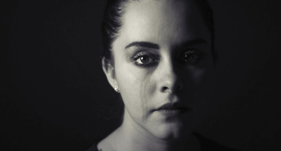 정면을 바라보면서 울고 있는 여자