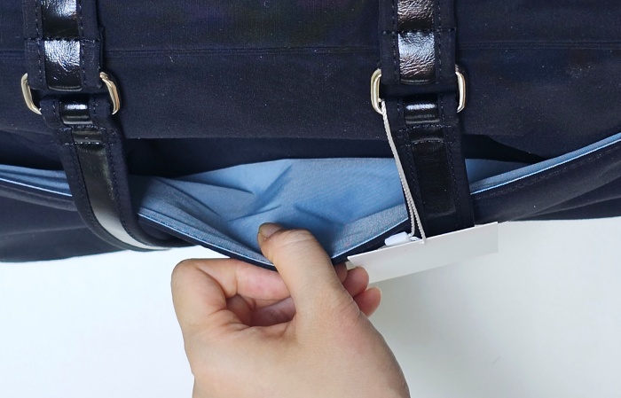 세미콜론 가방 텐백의 앞면엔 커다란 수납 포켓이 있다