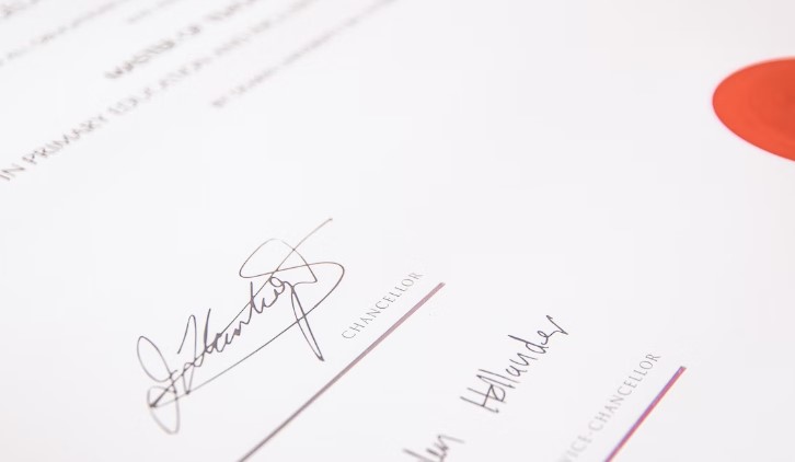 자격증-합격-서류-서명-사진