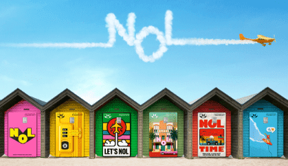 놀카드 위로 비행기가 날아가는 모습