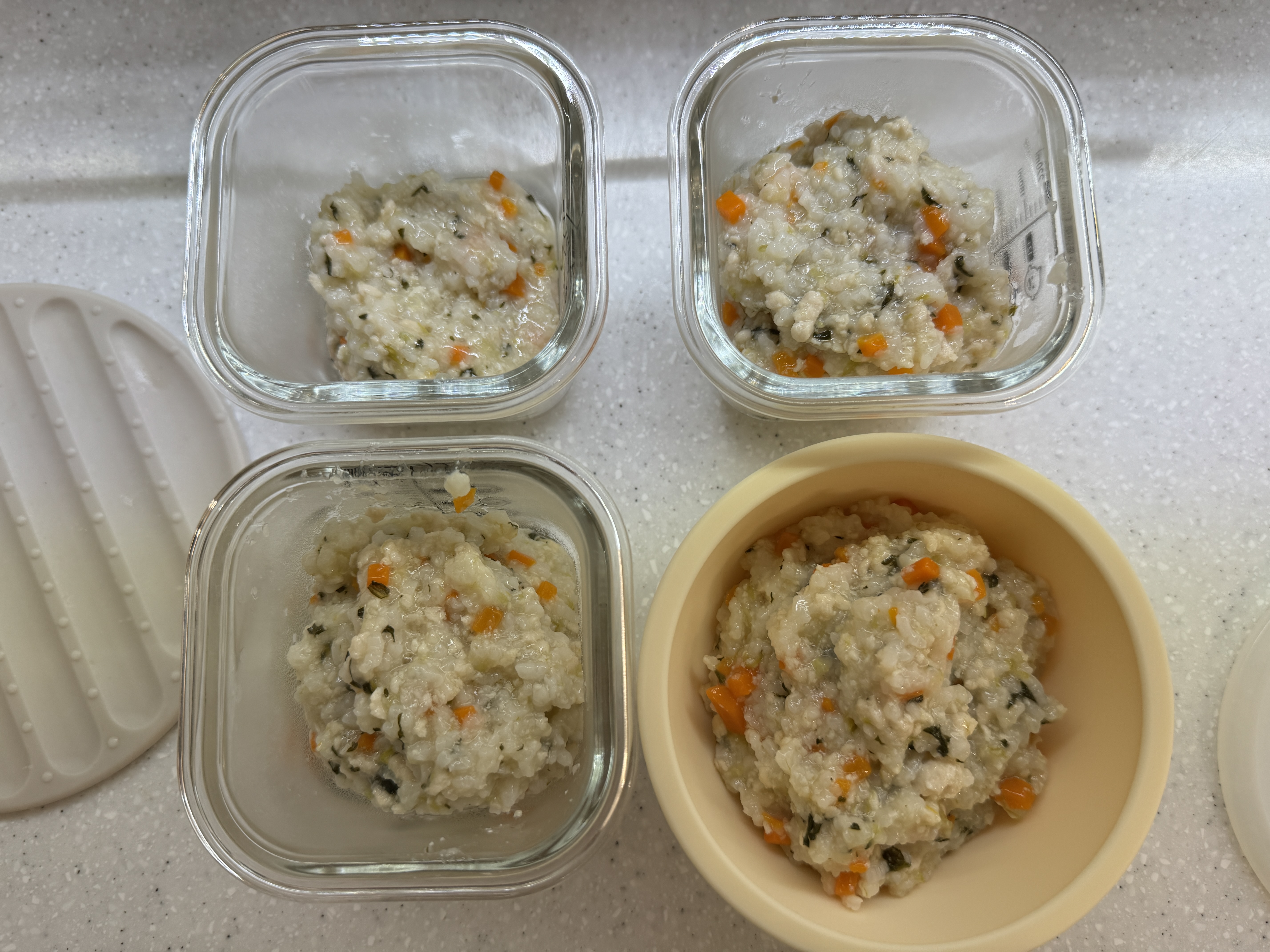 닭고기당근청경채 죽을 소분한 사진