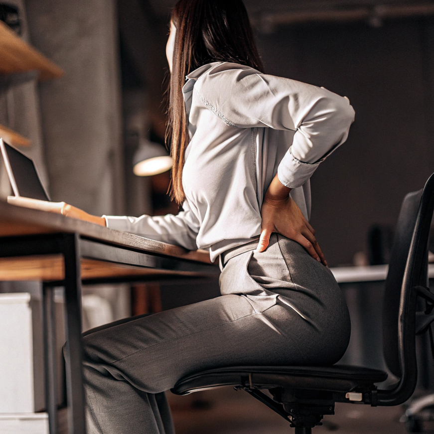 사무실에서 허리 통증을 호소하는 여성