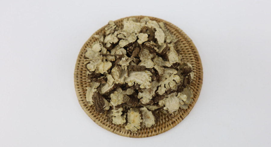 야생에서 채취를 한 천궁을 깨끗하게 세척을 한 후에 편으로 썰어 놓은 것을 하얀 바닥 위에 대나무로 만든 동그란 깔판 위에 수북하게 놓아두고 찍은 사진