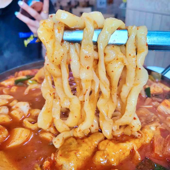 생생정보 충북 제천 닭고기 칼국수 만두 닭칼만 전골 맛집