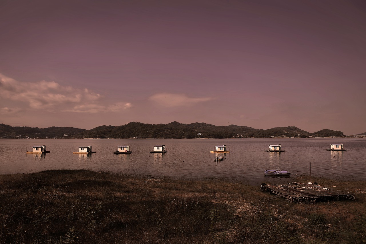 저수지 위 좌대 낚시 사진