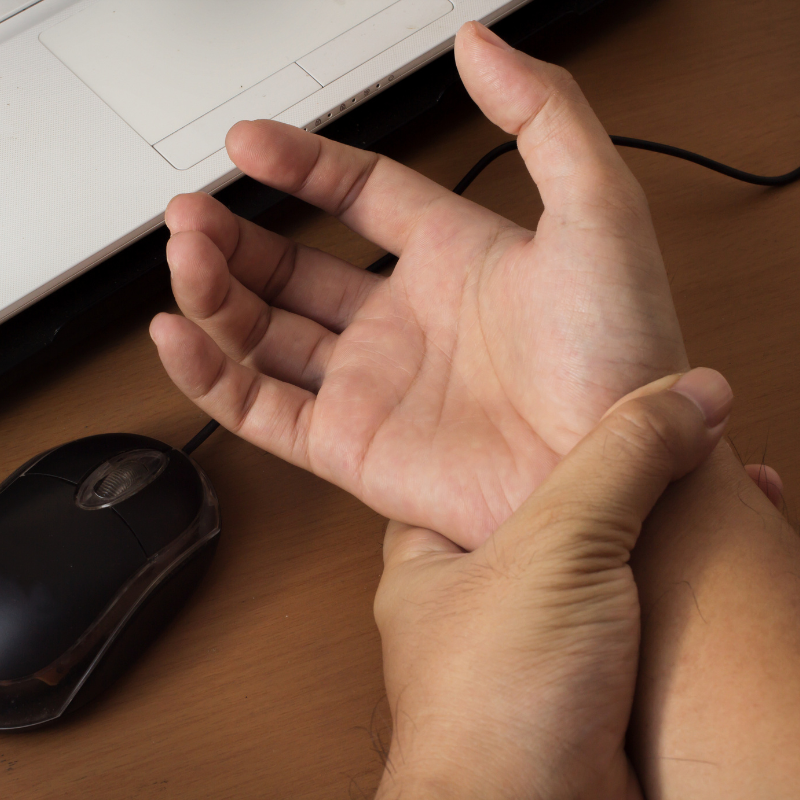 손목 바깥쪽 통증 원인