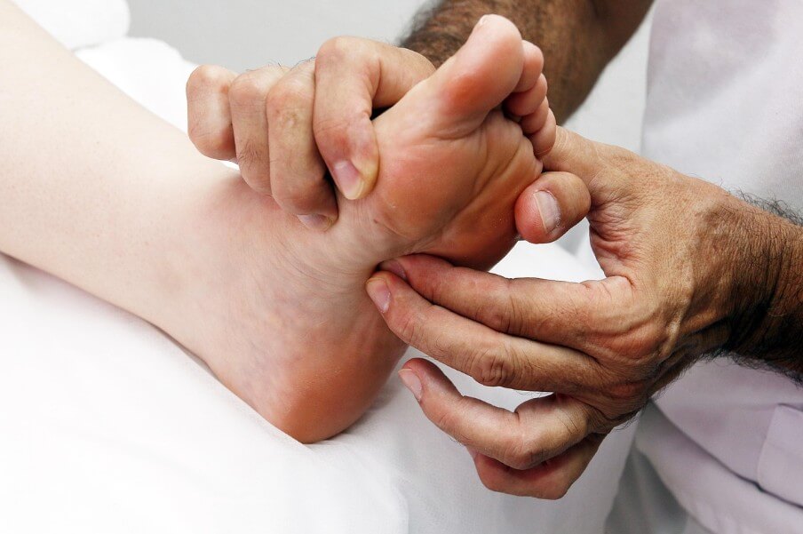 발바닥에 충격 요법을 사용 중