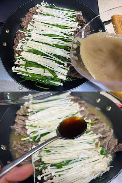 사진 두 장이 세로로 연결되어 있다.
첫 번째 사진(위)은 냄비 안에 고기와 야채가 가지런히 놓여 있고 그 위로 육수가 부어지고 있는 사진이다.
두 번째 사진(아래)는 냄비 안에 국간장 한숟가락을 넣고 있는 사진이다.