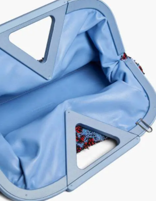 보테가베네타 클러치 내부 모습을 보여줌