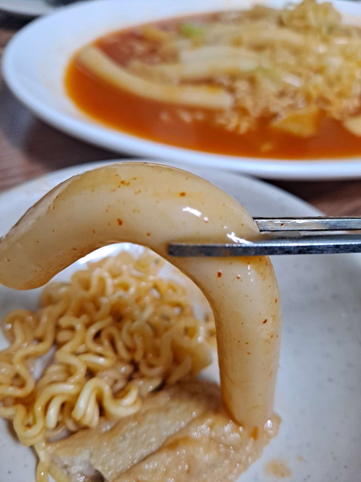 공단떡볶이 밀떡 집다