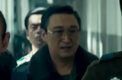 안경을 쓰고 군복을 입고 서 있는 영화 서울의 봄에서 김병준을 연기하는 공재민