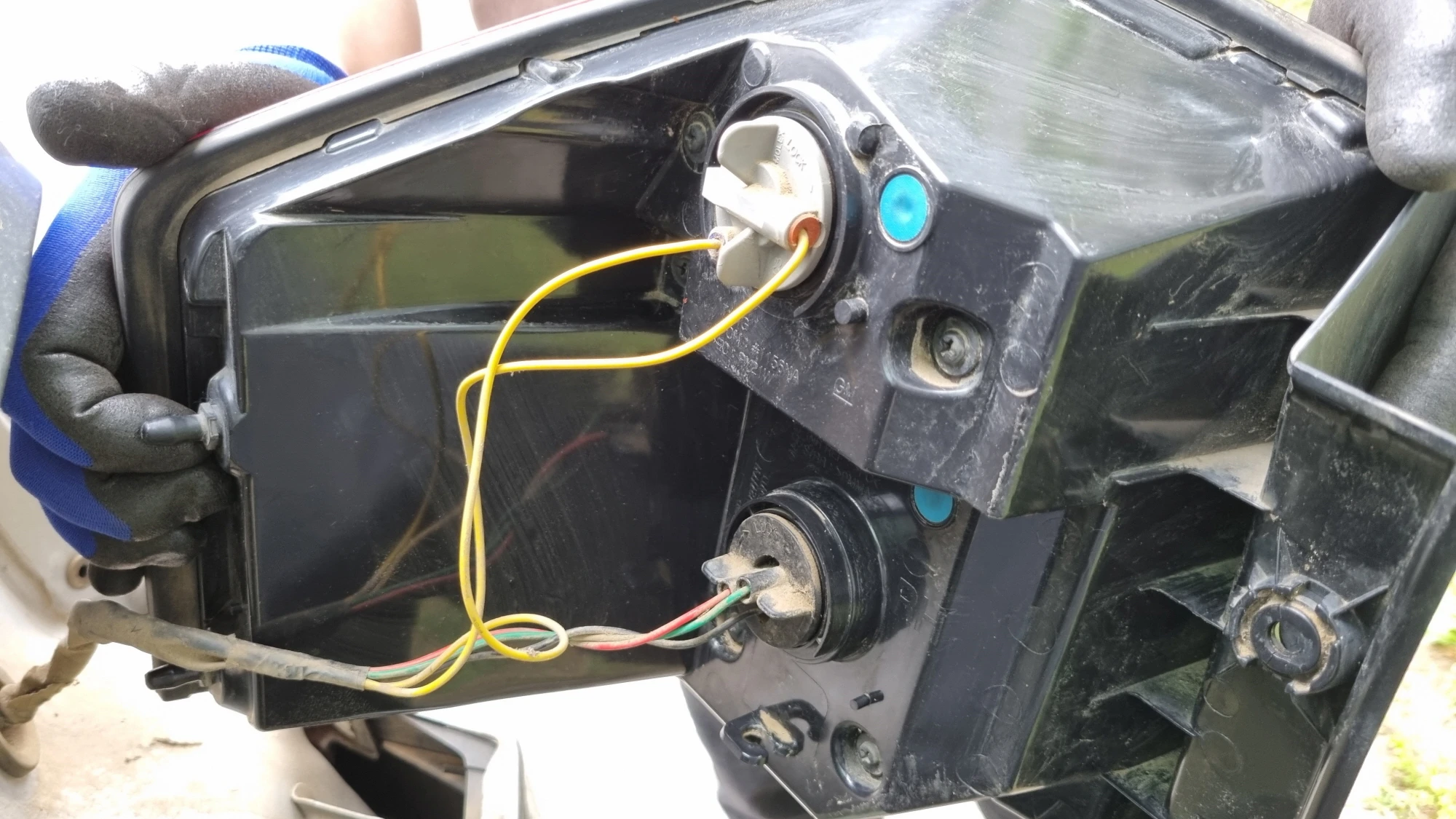 후방 등화장치 본체 분리 모습