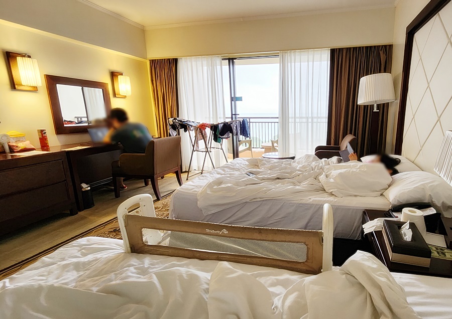 침대에서본 방 모습