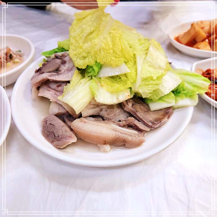 순천 웃장국밥거리 맛집 1+1 맛집, 9천원, 배춧잎 수육 한 접시 서비스, 순대국밥